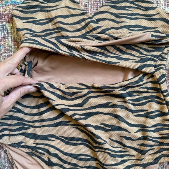 Aerie Women’s Medium Animal Print Tiger One-Piece  Wrap Swimsuit - Picture 4 of 9